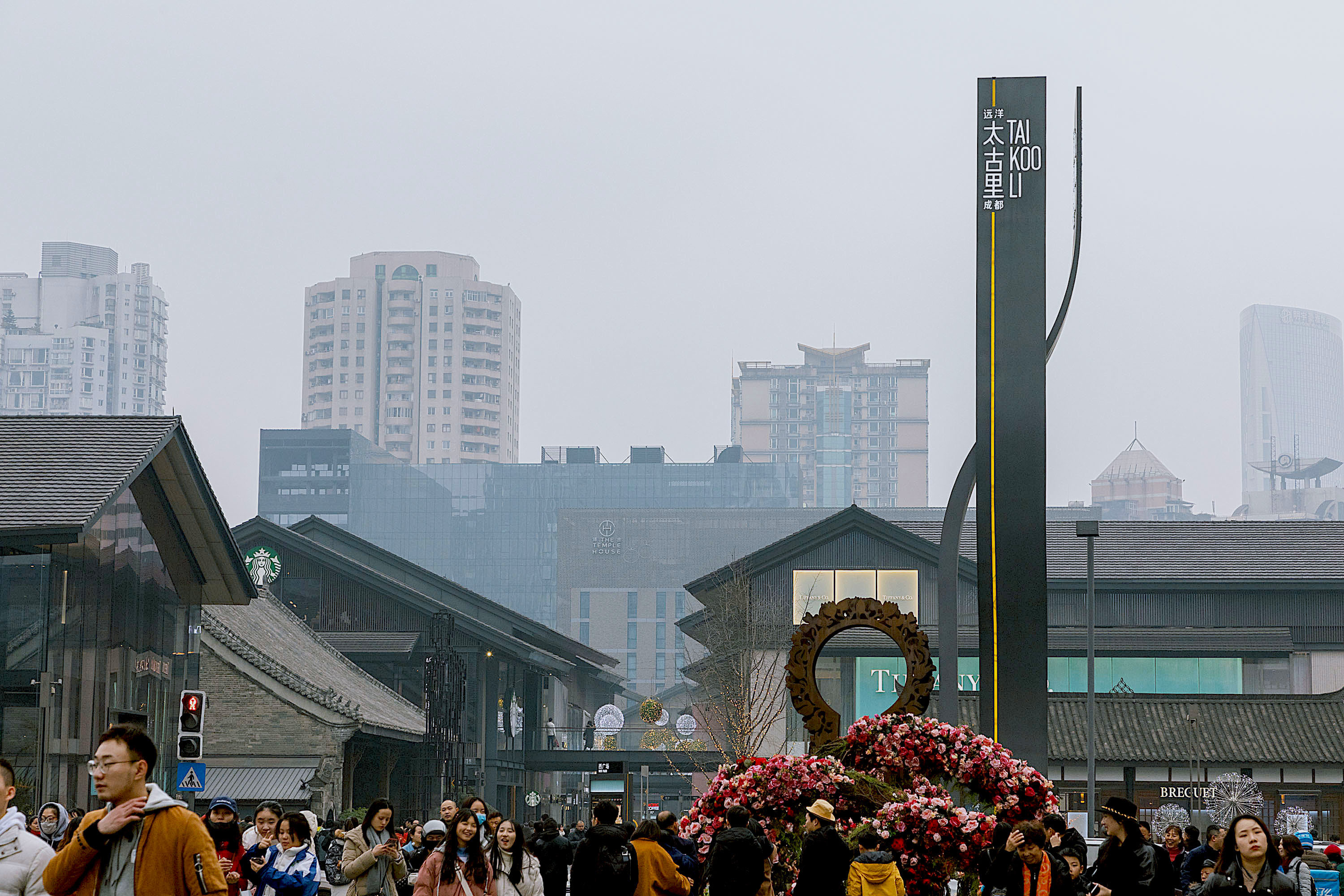 同样道理,新一线城市选评,看起来都是客观的数据,其实呢,是成都城市