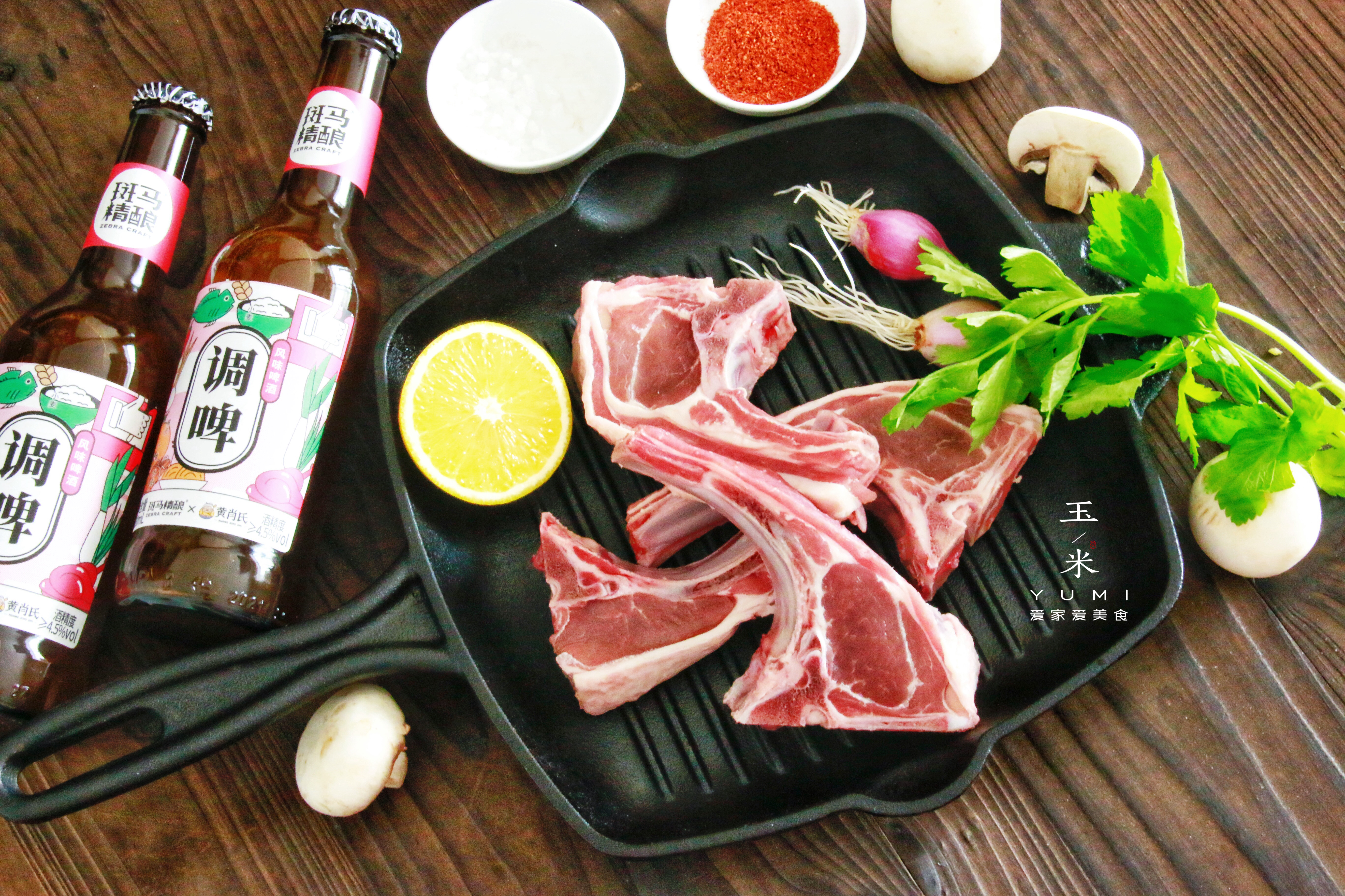 羊排是羊的肋条,外层覆盖一层层的薄膜,肥瘦结合,肉质松软,适合烧,焖