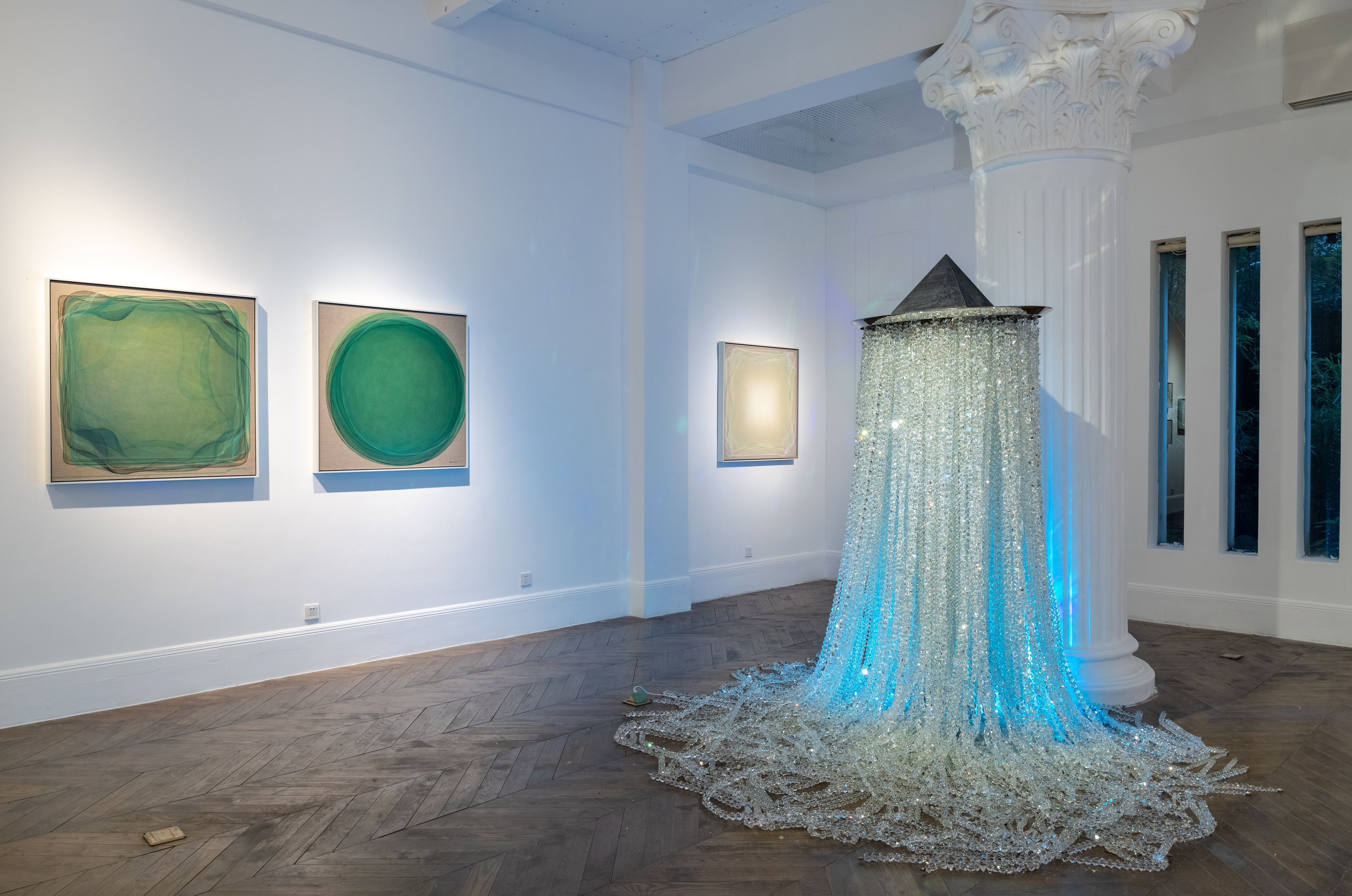 潘然首展广州开幕以线条和色彩探索多维空间