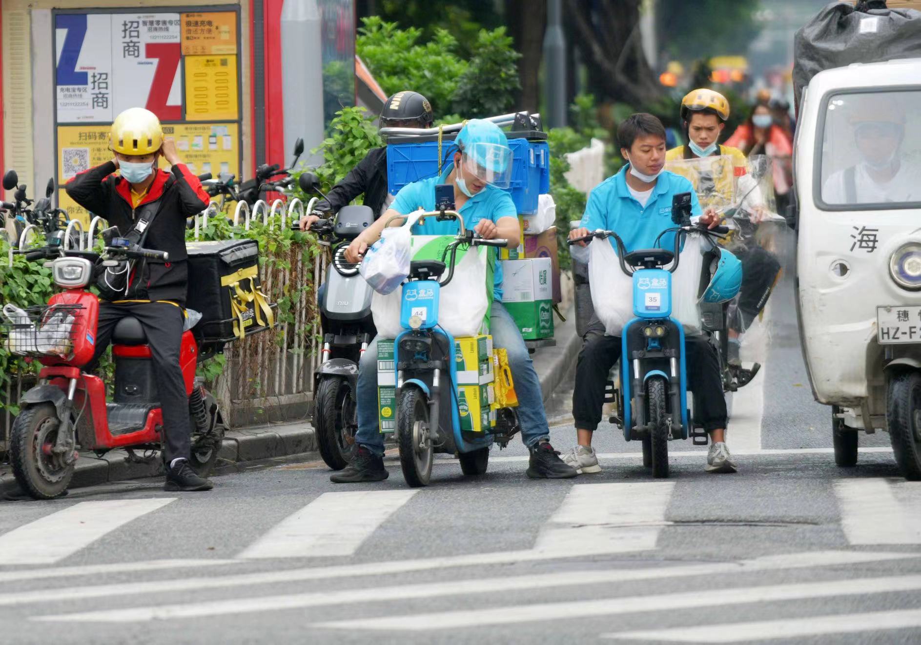 今年以来上海公安查处快递外卖骑手交通违法4.3万起|上海|交通违法_新浪新闻