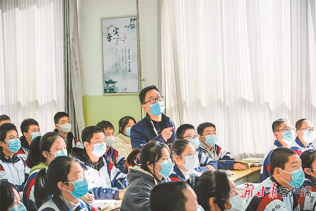 11月15日，秦安县高三级和九年级学生正式复课。新甘肃·甘肃日报通讯员 董
