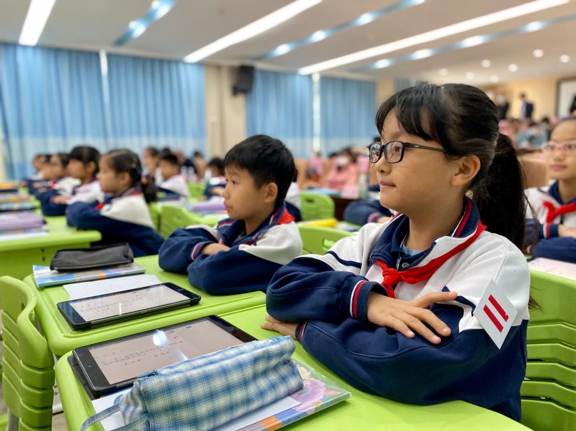 同学们在认真上课音乐课上,海珠区第三实验小学老师李抒韵则用趣味性