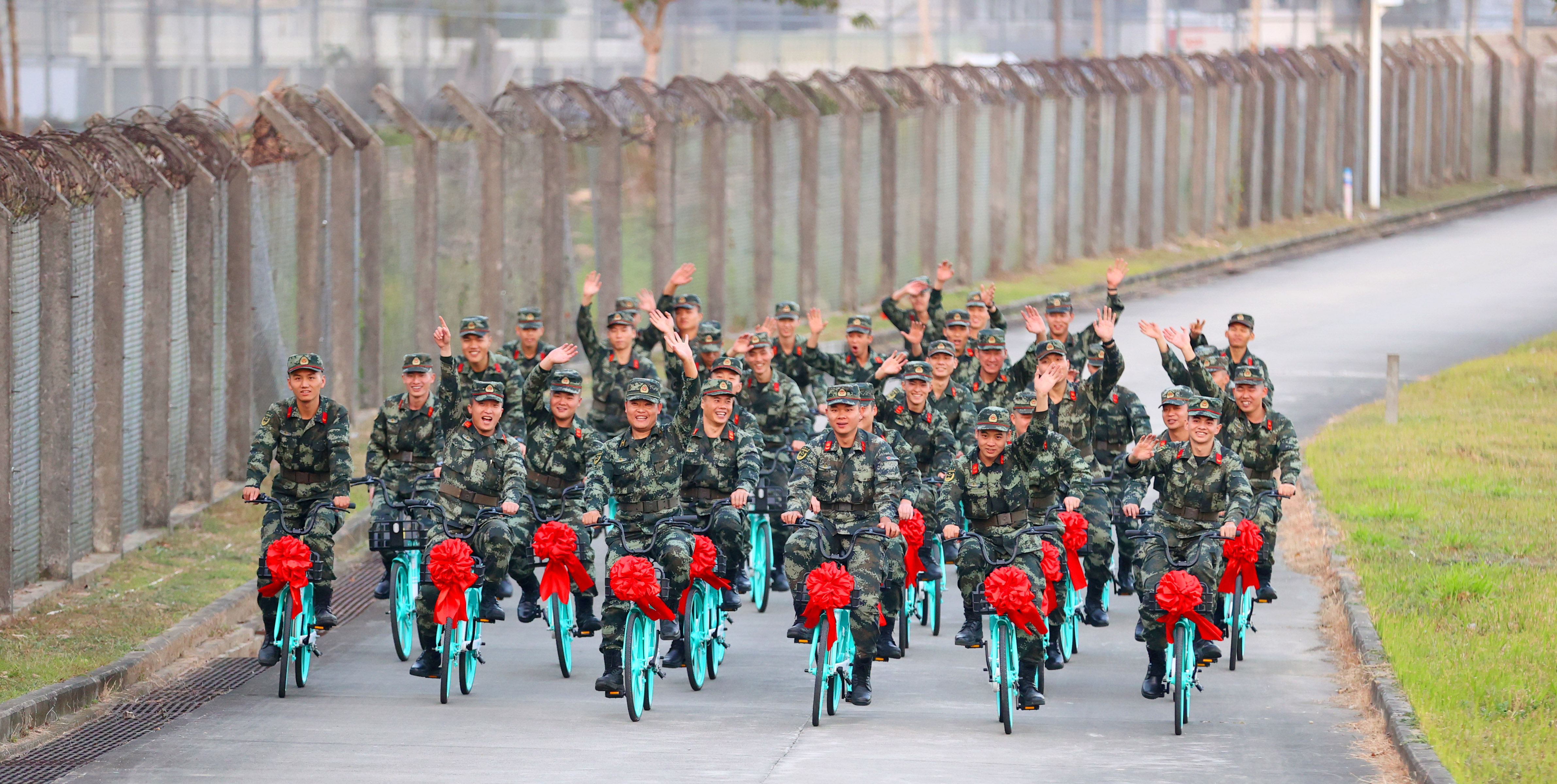 巡逻装备上新了驻守粤港一线的武警获赠100辆执勤单车