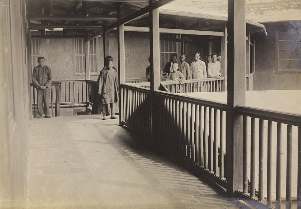 1900年泉州永春醫院女醫館老照片走廊上的病人與女醫館內景