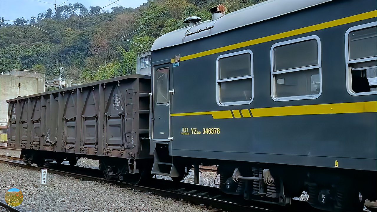 这列火车的尾部怎么还有火车头?hxd1c货列无火回送养路工程车_人民号