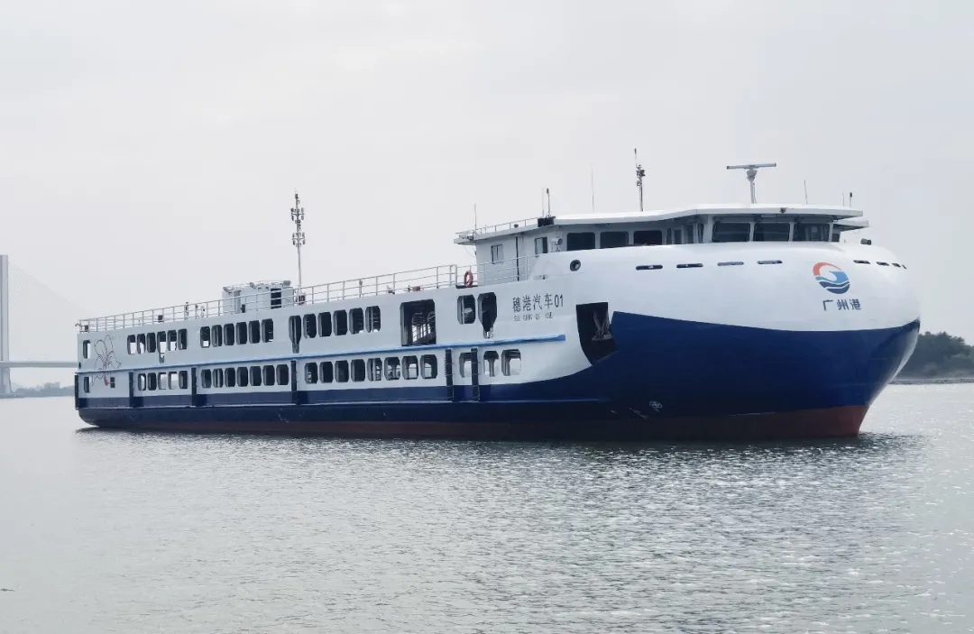 珠江内河第一艘汽车滚装船建成交船