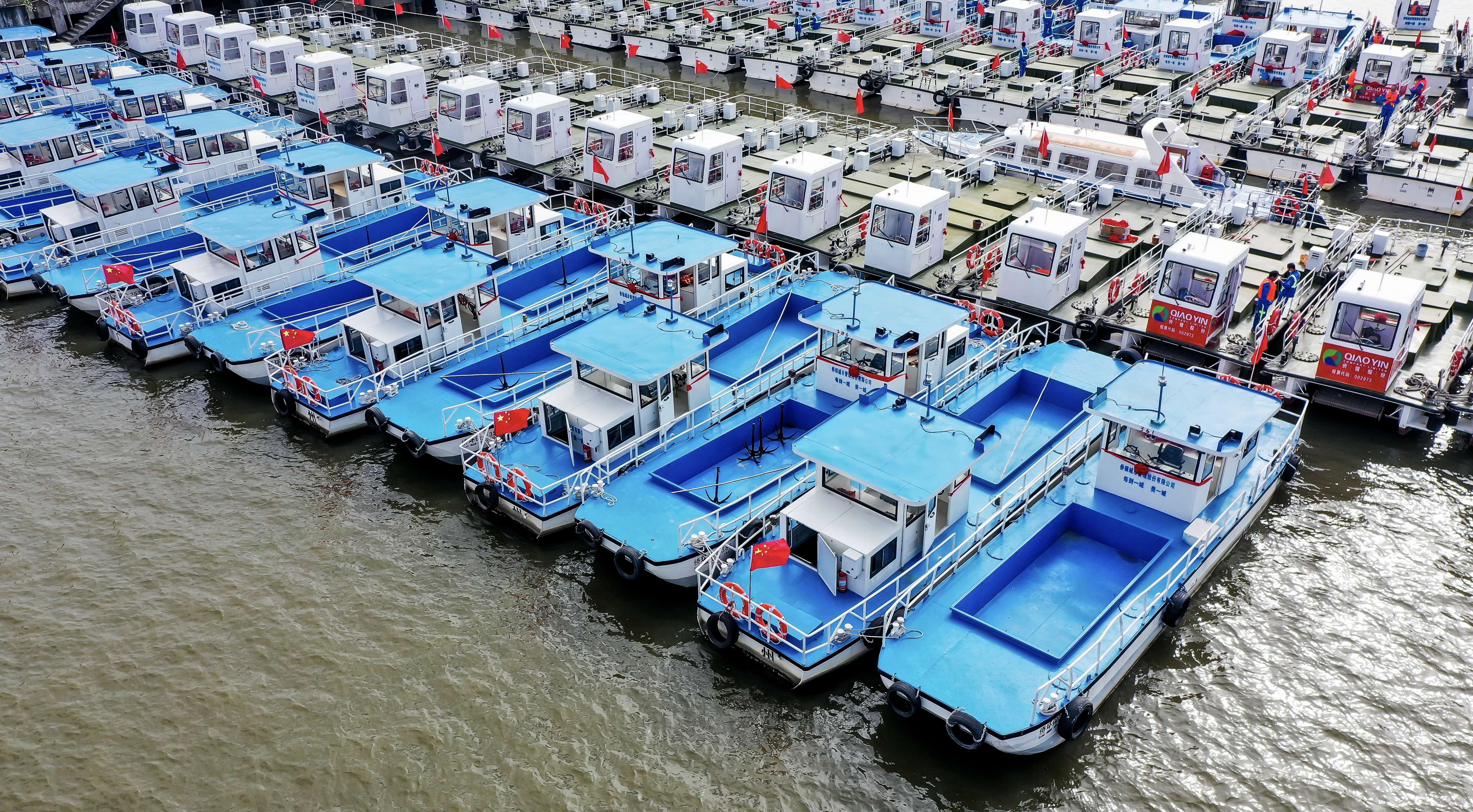 广州173艘新型水面保洁船上岗