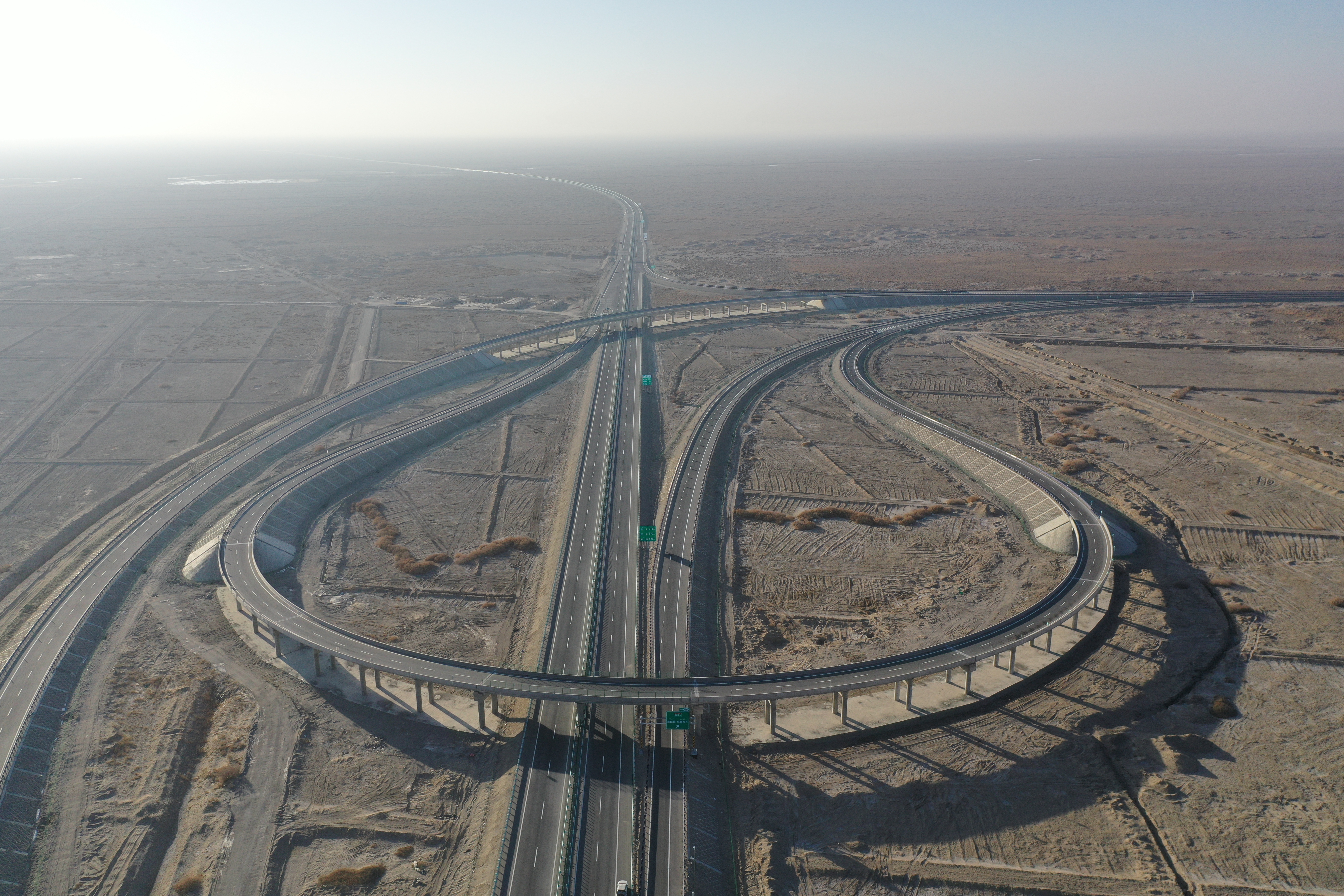 广东建设者修筑沙漠高速建新功新疆35团至若羌高速公路试通车