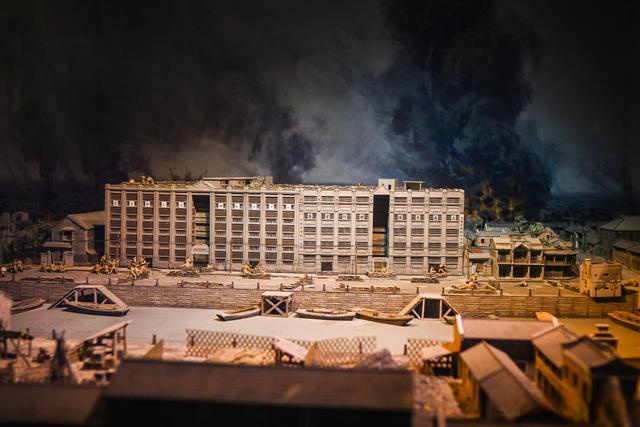 四行仓库当年战争防御的实体模型蜡像(当年的战斗情景)正在战斗一比一