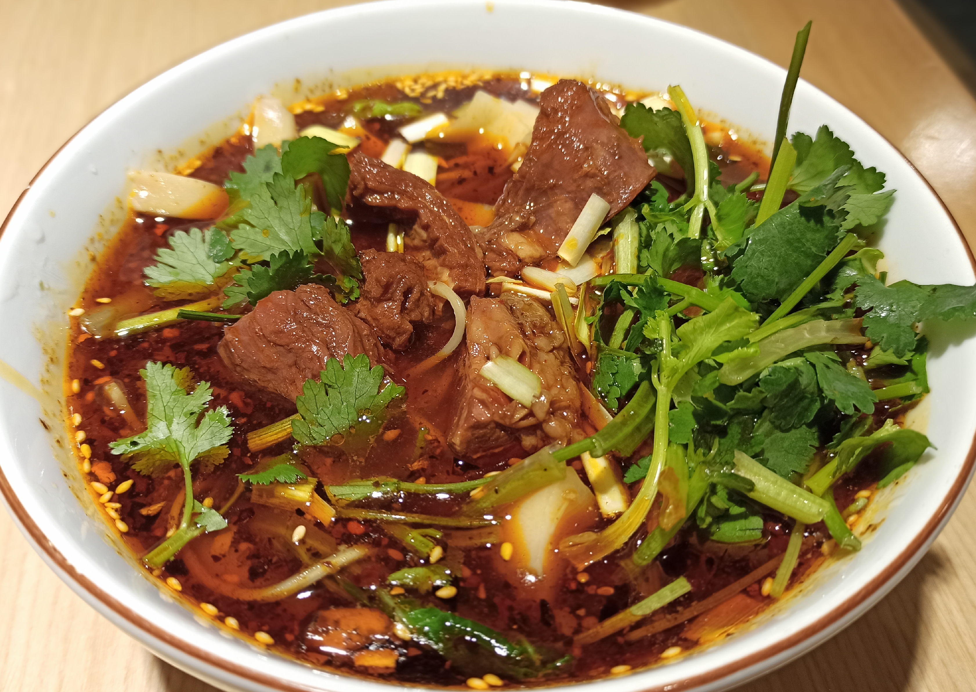 这碗卤肉面,是旁边客人的,我只能看不能吃,汤汁红艳,卤肉平躺,鹌鹑蛋