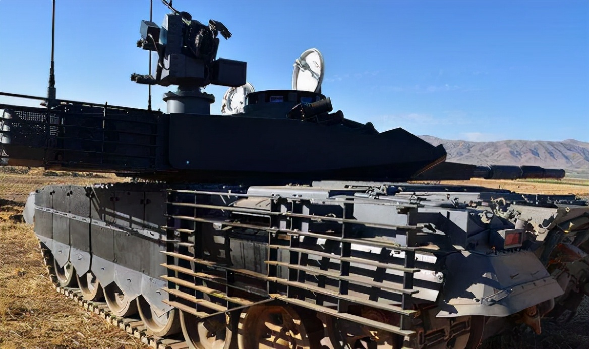 伊朗军演亮出新尚方宝剑自产新型坦克首次投入实战演习