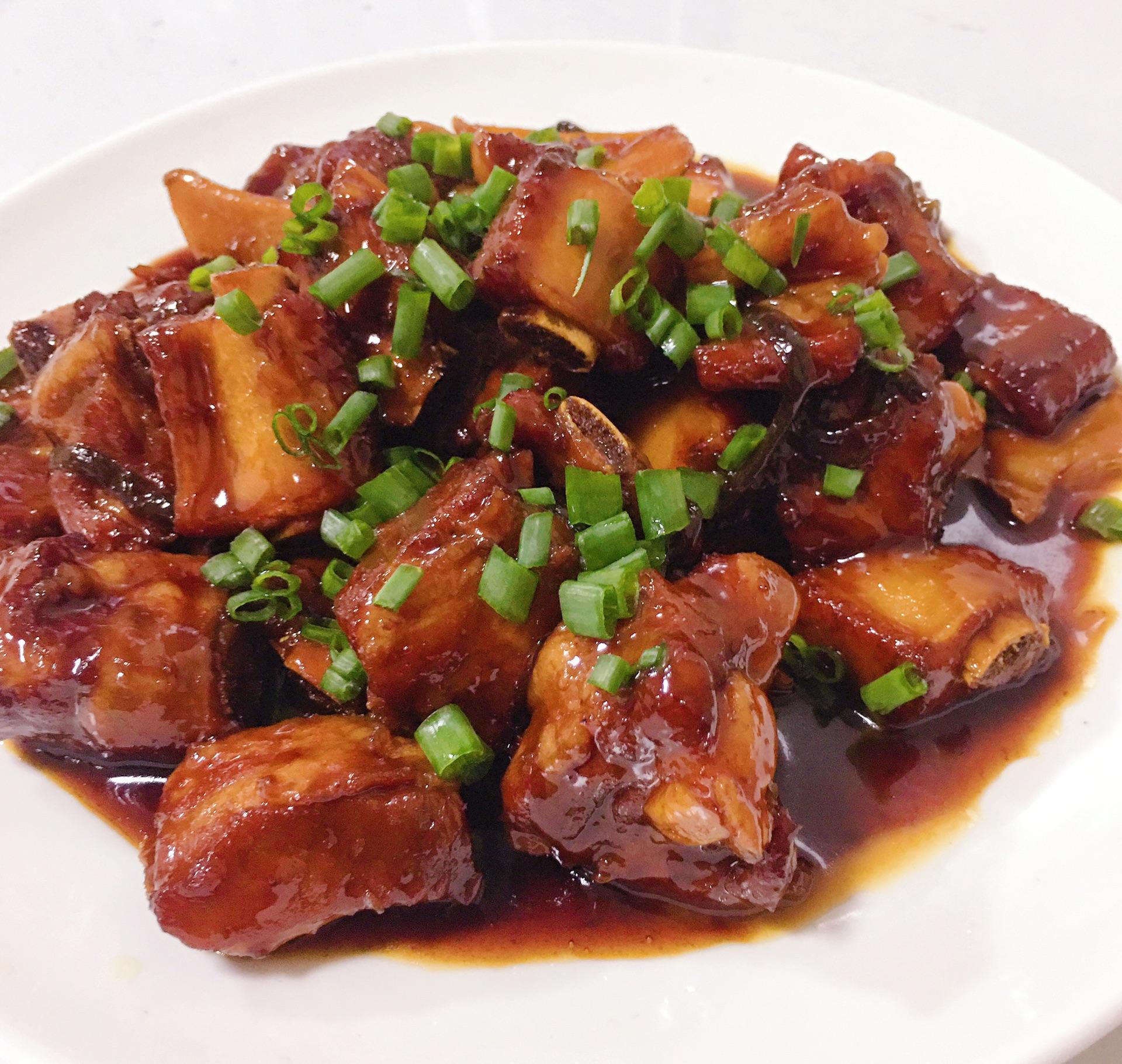 三,红烧排骨4,然后放入鸡翅,虾,均匀地倒入酱汁,再加500ml啤酒,及没过