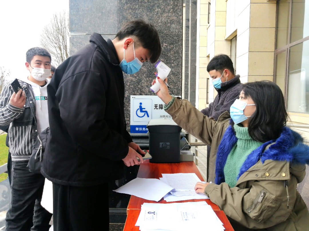 罗平首批415名外出务工人员启程返岗复工