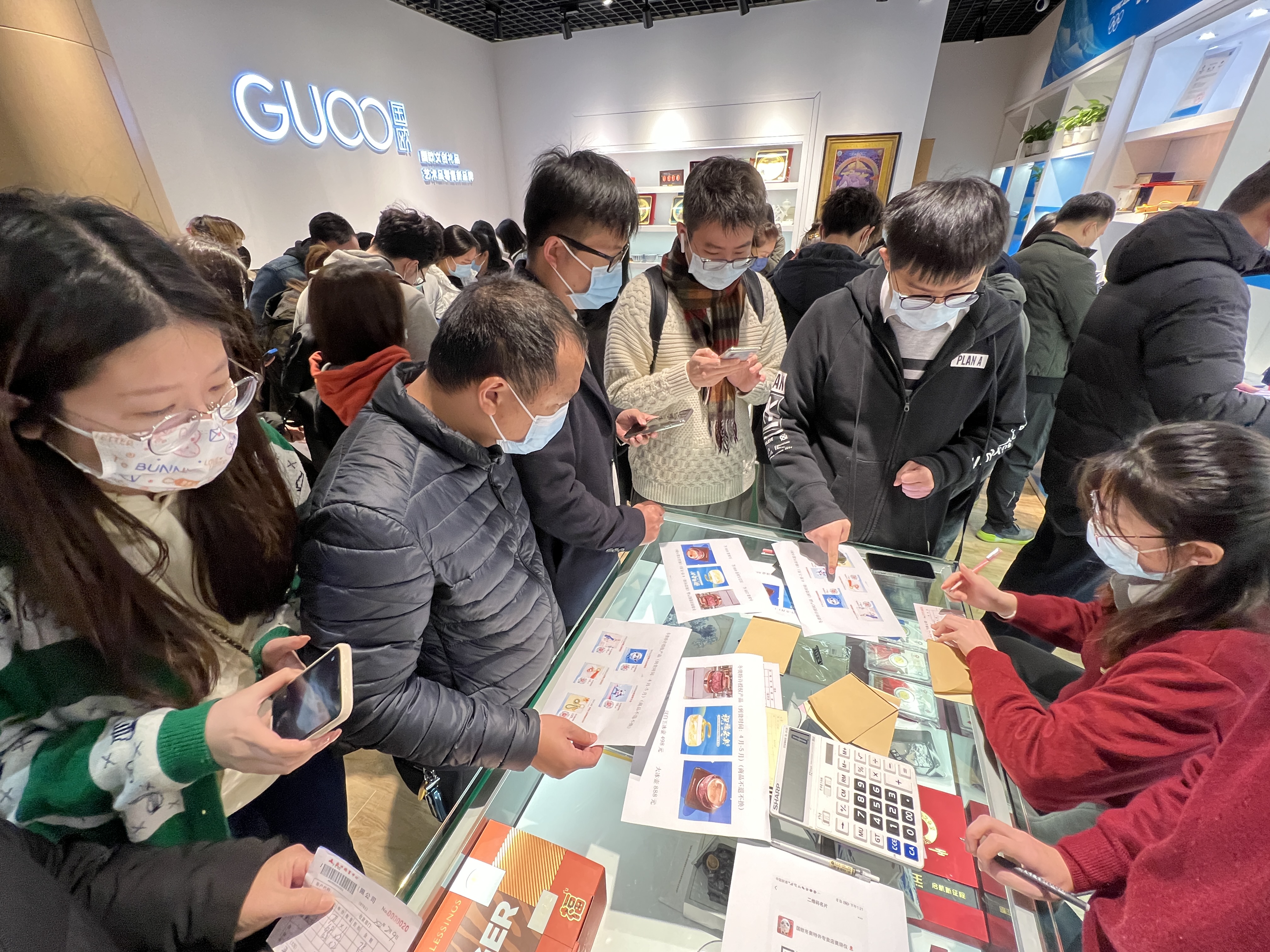 火爆市民一大早排队抢购冰墩墩预购墩最快3月份到手