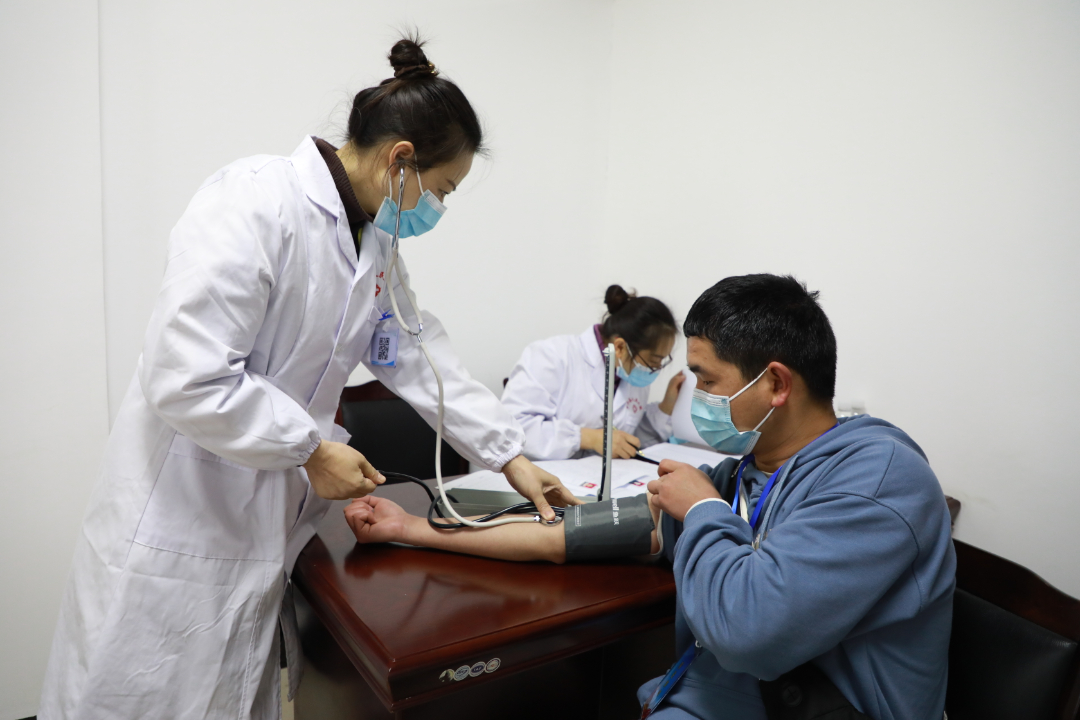 热血铸青春罗平490余名应征青年上站体检