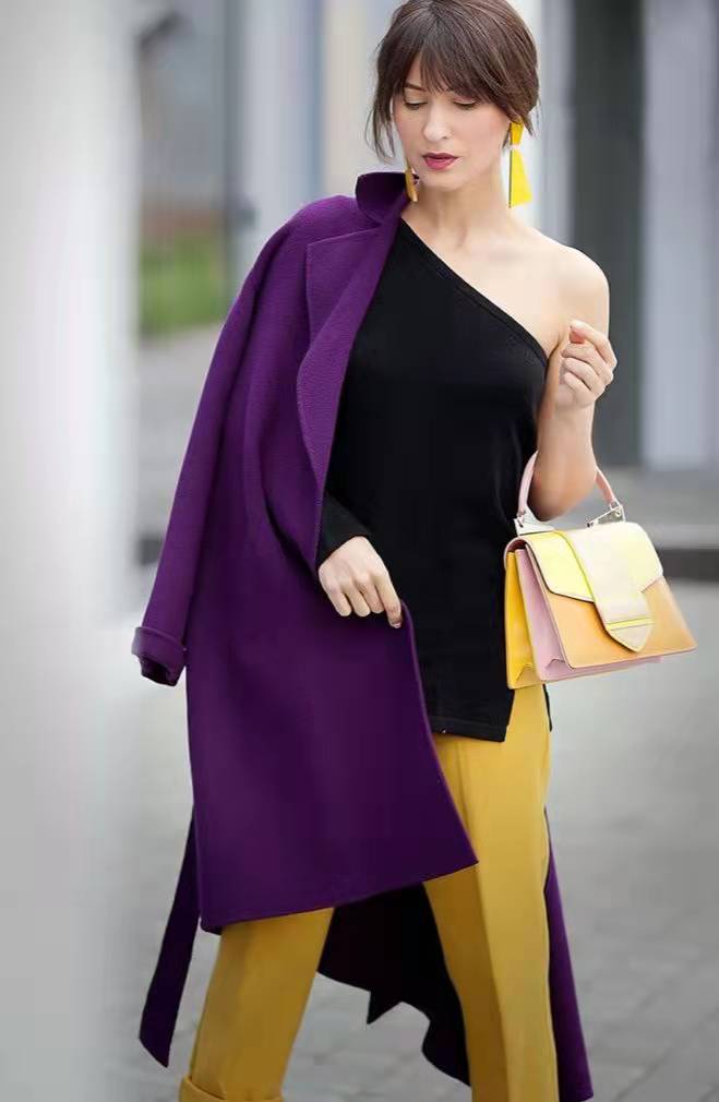 比如在上图,采用皇家紫的外套与黑色的内搭进行搭配,同时又采用了黄色