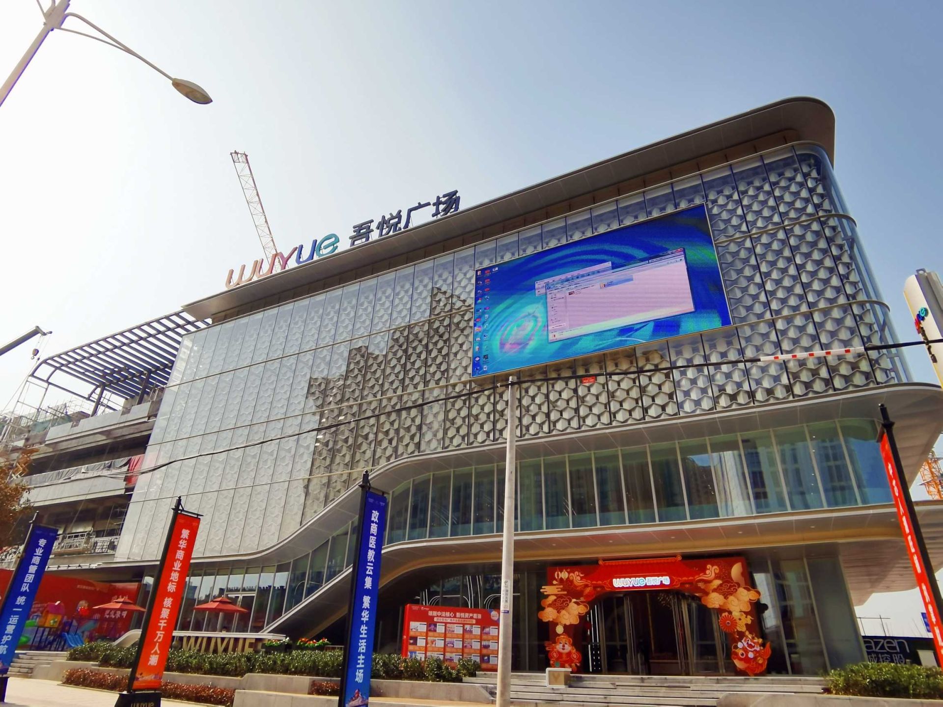 近日,在武汉蔡甸吾悦广场项目建设现场,记者看到,这里塔吊林立,机声