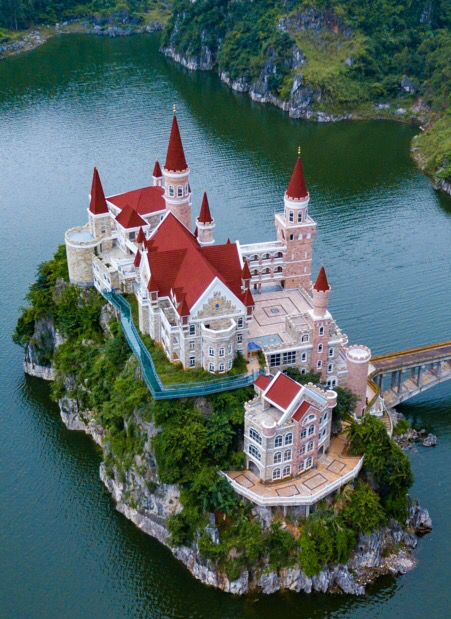 这座城堡位于万峰湖的中央一个小岛上,万峰湖景区位于黔西南自治州