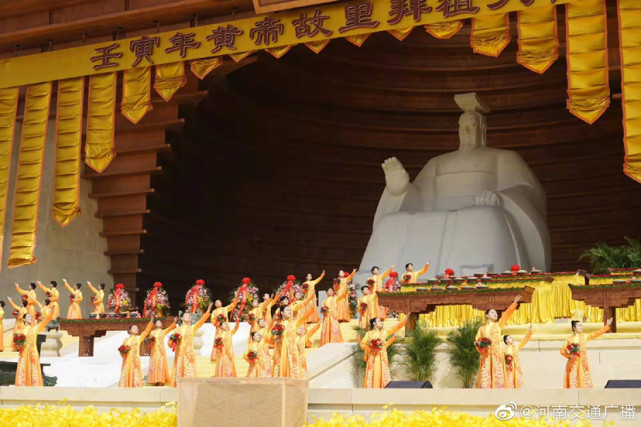 吾思吾梦吾向往……"音乐响起,合唱演员高歌齐唱《黄帝颂》