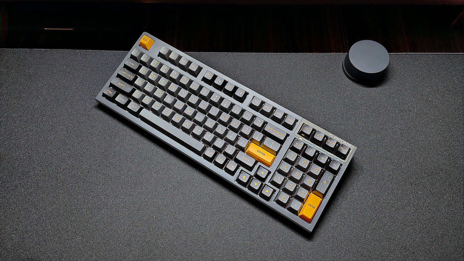 腹灵fl980机械键盘上手既有手感又有颜值硬件配置也相当厚道