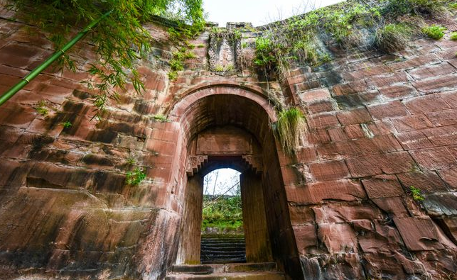 这里又被俗称为屋场坡寨子,距离潼南城区18公里左右,寨子修建在一个