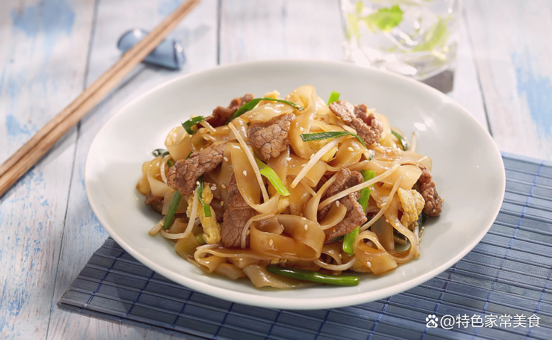 一道简单的炒河粉在家做出五星大厨的水平这样做真的太好吃了