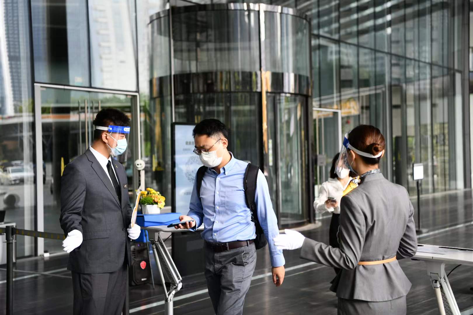 首个工作日广州上班人有序进入写字楼