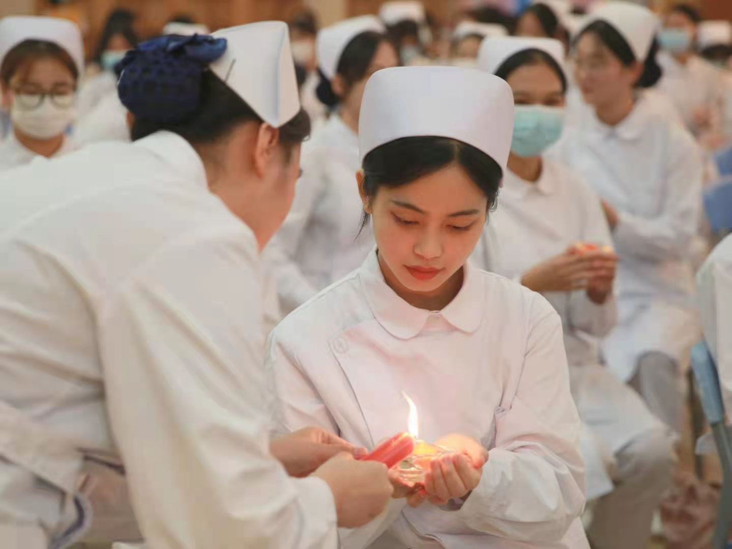 国际护士节护理前辈为准护士授帽