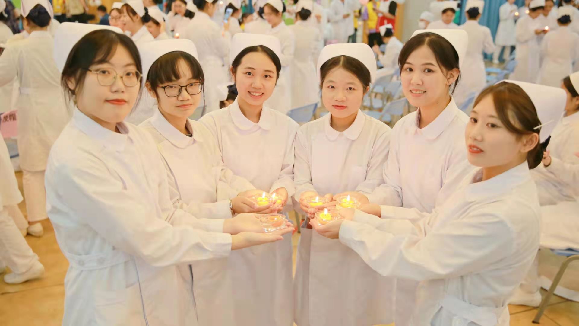 国际护士节护理前辈为准护士授帽