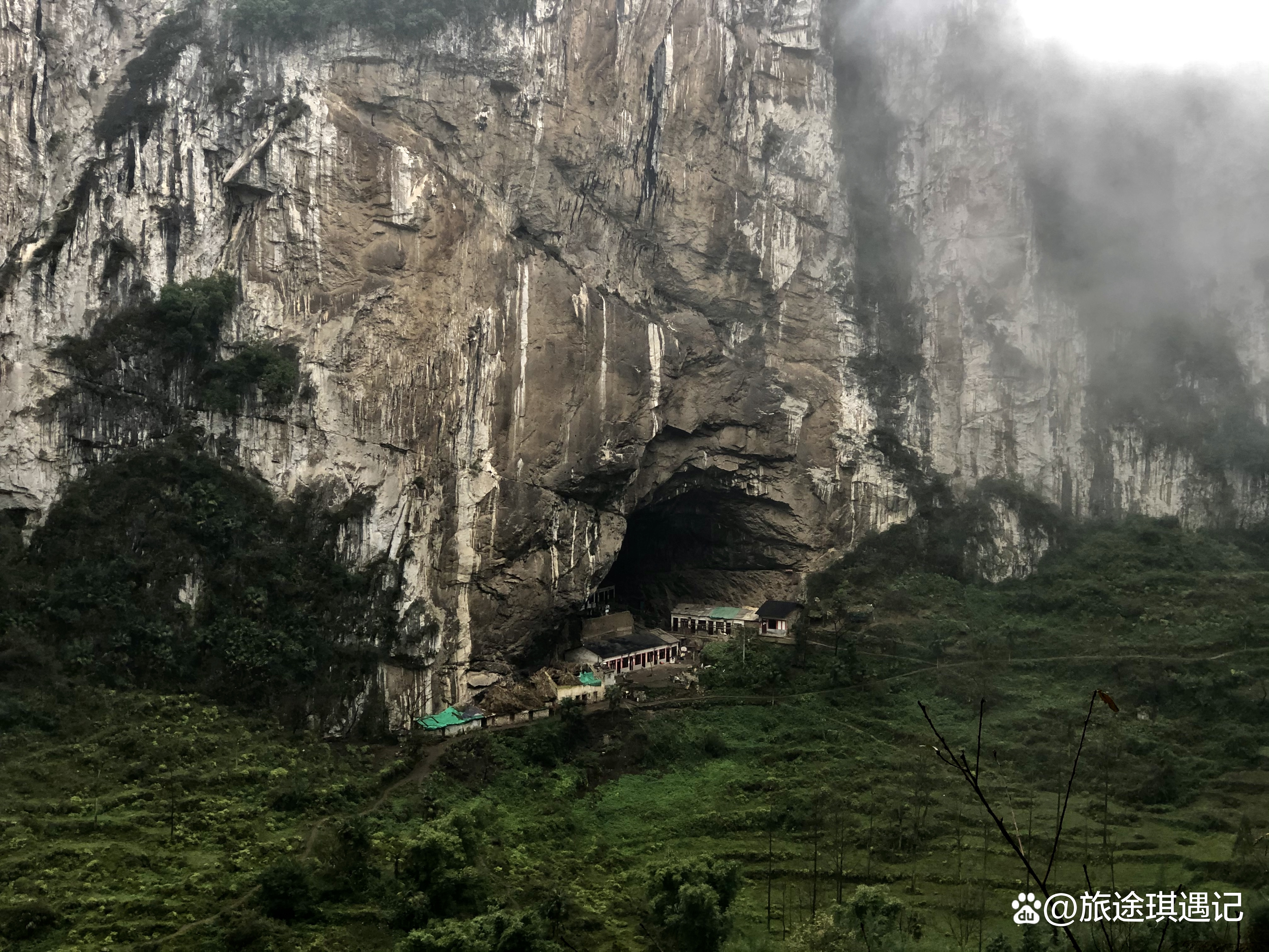 特漏斗的特例,后来我国学者正式提议将这种喀斯特地貌命名为“天坑”。