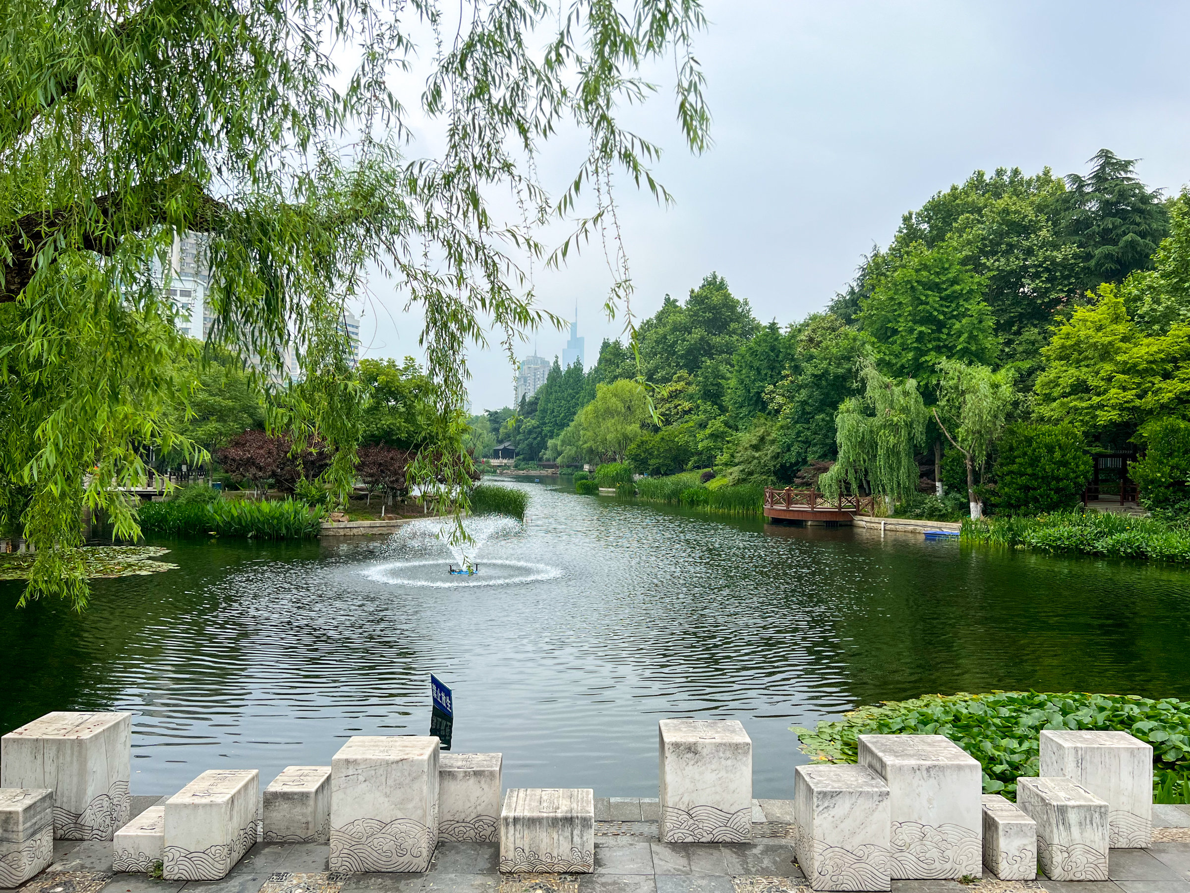 南京小西湖乌龙潭公园被誉为西城之冠亭台楼阁风景如画