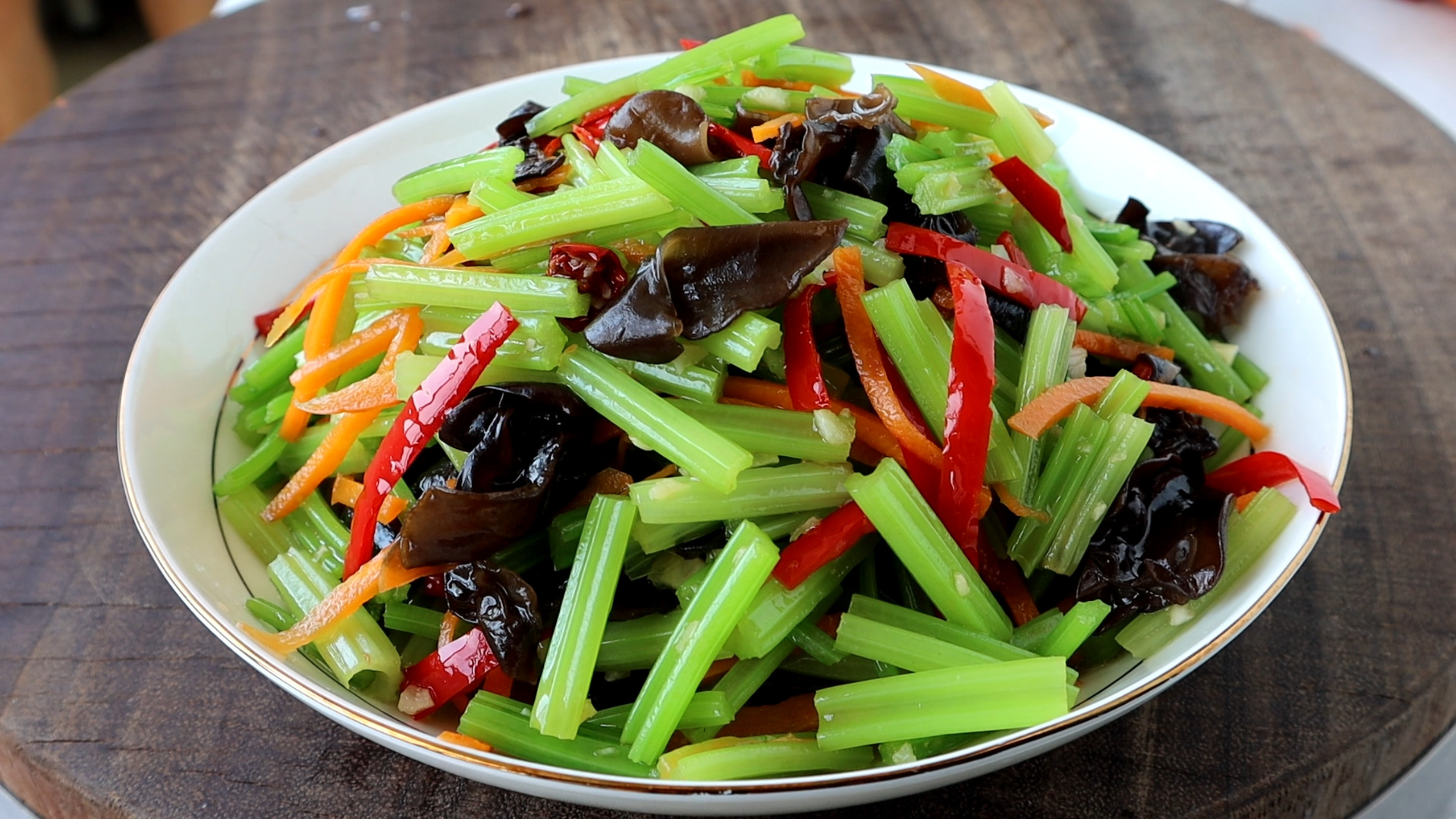 芹菜别炒着吃了教你芹菜拌木耳营养好吃不油腻方法超简单