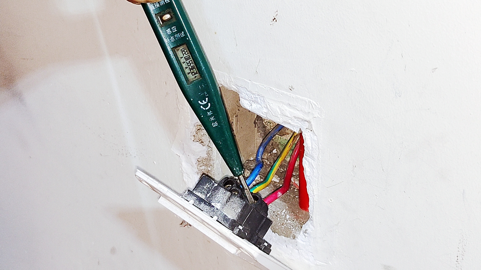 带电维修插座这是老电工保命绝活水电工如果还不知道就太晚了