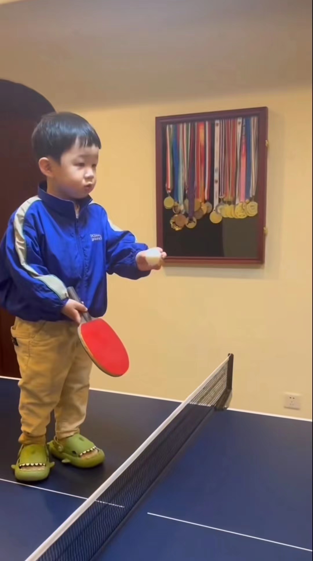 xyk乒乓生涯要开始啦许昕暂未归队在家陪孩子打球奖牌板抢镜