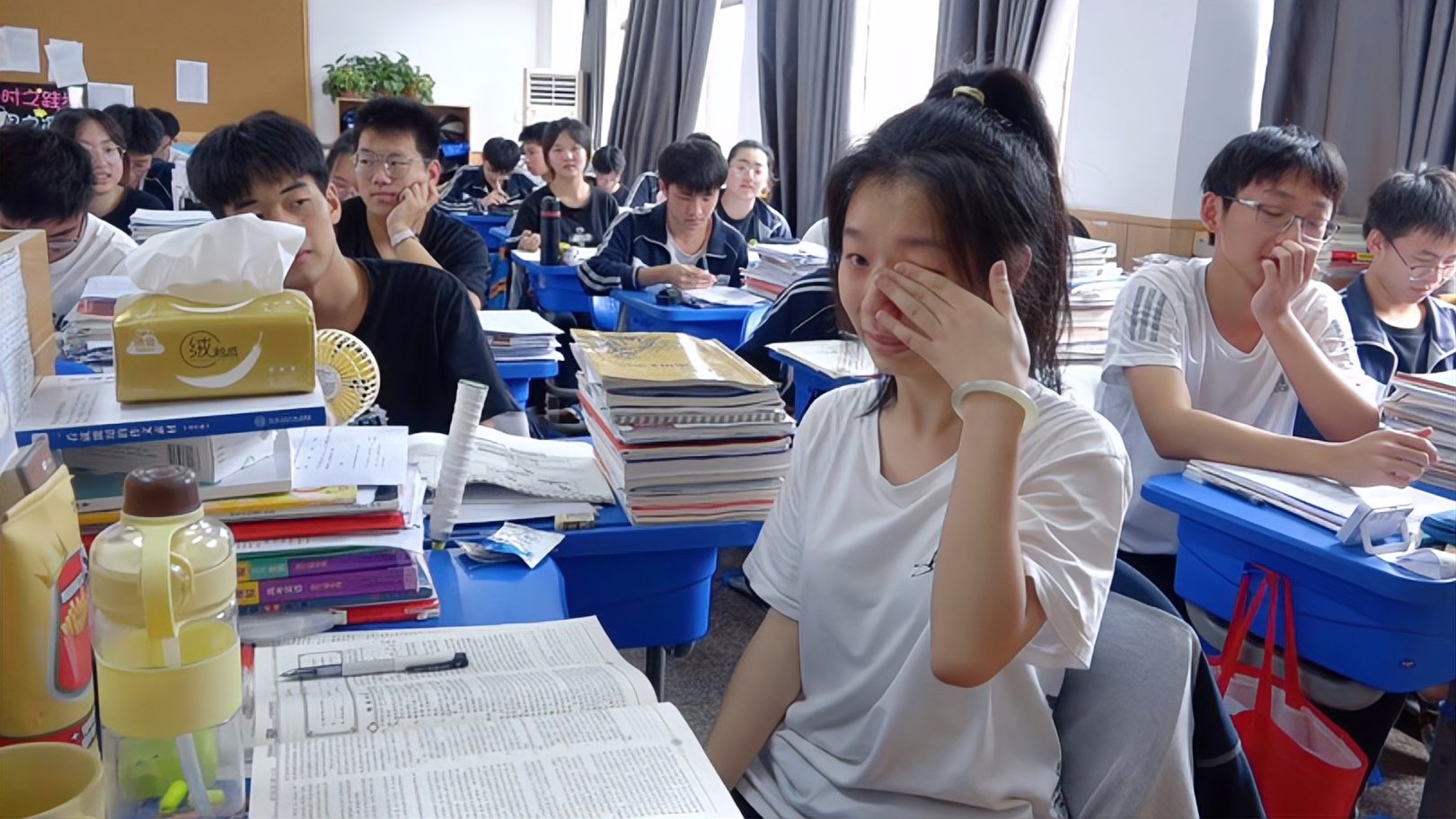 高考前被罚坐第一排女生哭着说感谢网友这个位置其实是偏爱