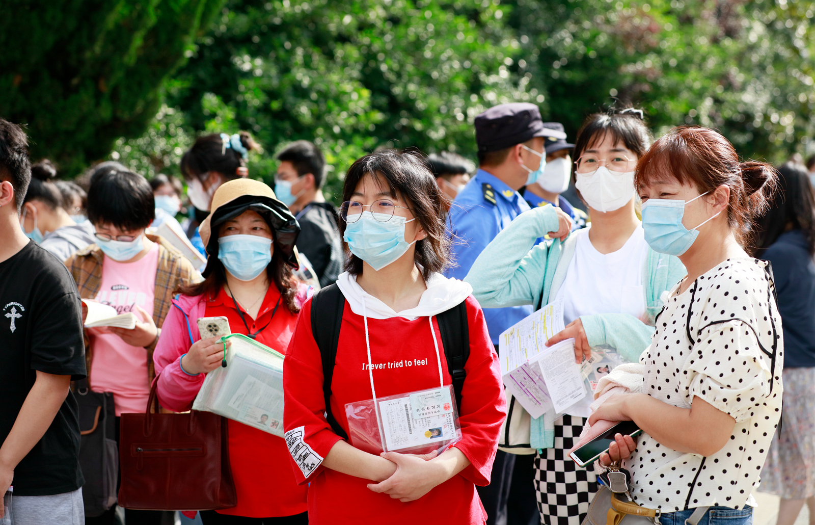 江苏海安市高考考场外的一抹红