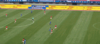 广州队防守失位漏人