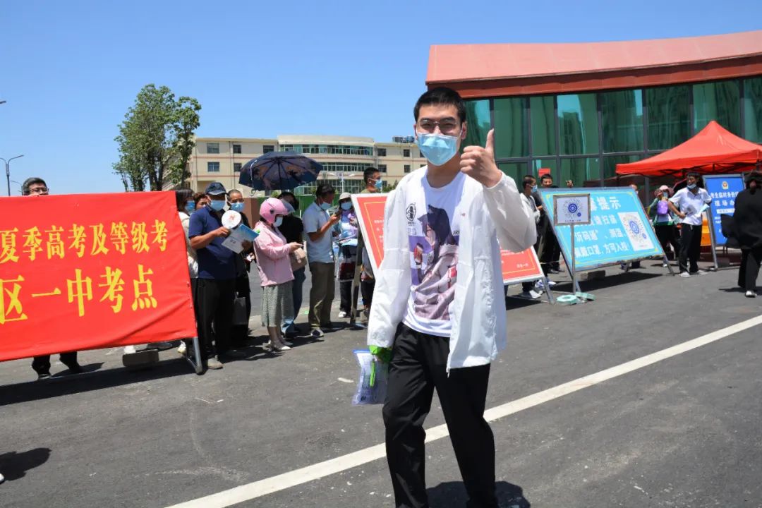 多图开考沂水考场外爸妈的等待