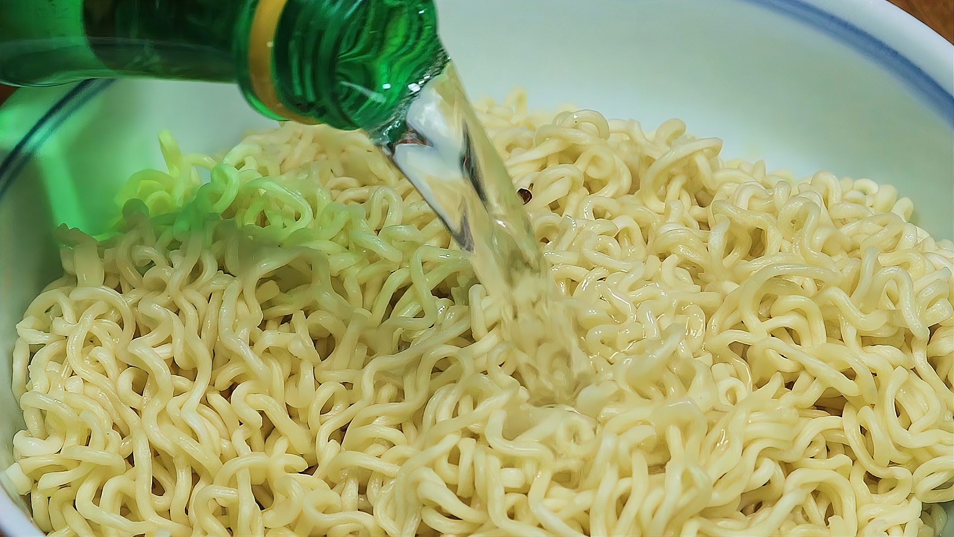 把雪碧倒进方便面里想不到这么好吃好多人没见过流口水了