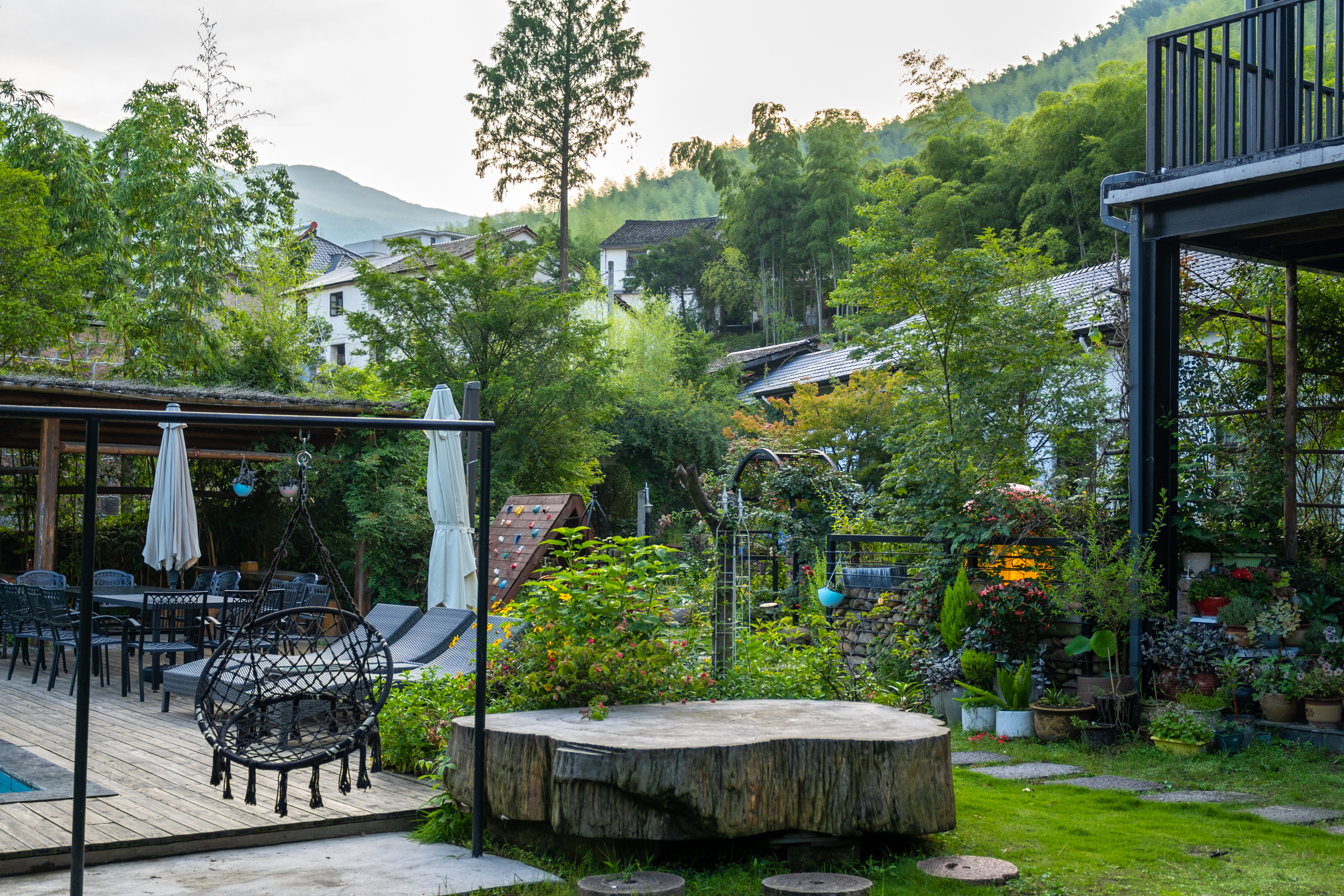 清栖莫干山青山环绕竹林幽幽民宿里的恬适生活让人十分放松