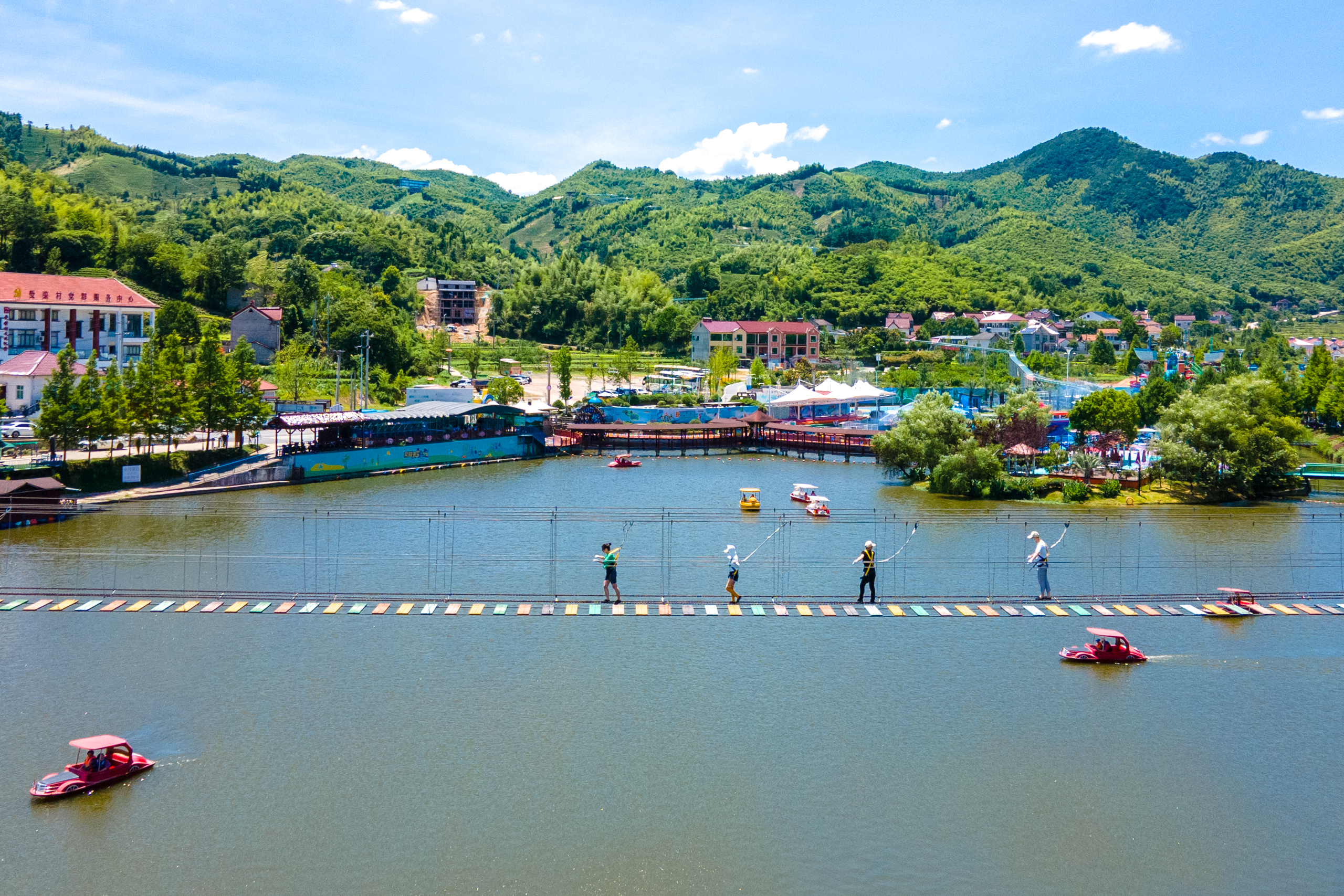 安吉小三亚荣耀天空之城云端漂流长达20分钟水上项目刺激有趣