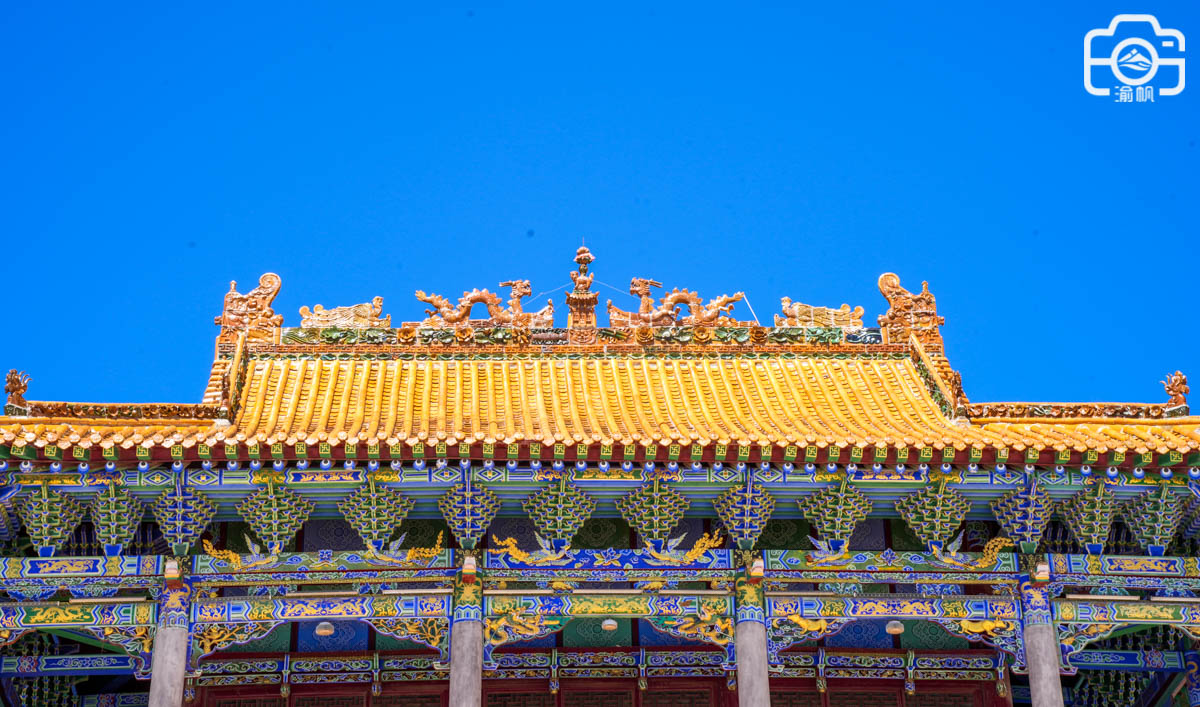 突然在道路右侧出现一个"山门",上书"无极龙凤宫",在昆仑山这样一个