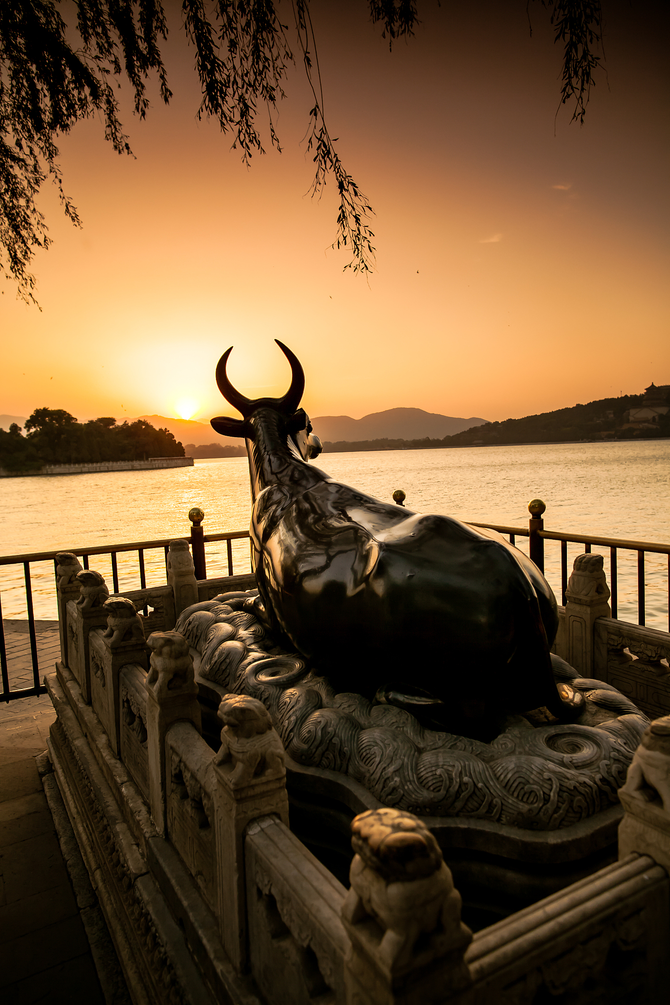 颐和园昆明湖边的铜牛