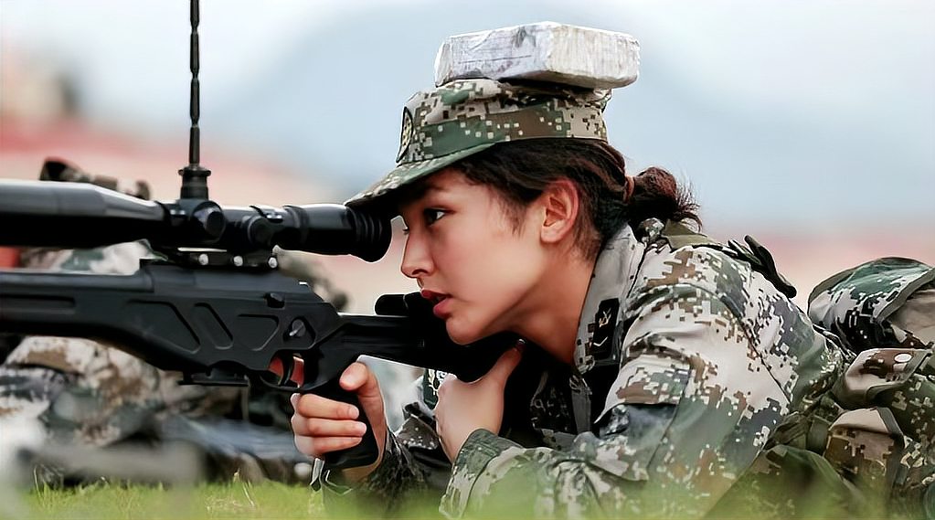 飒她从话务女兵练成神枪手每天据枪4小时头顶砖块1