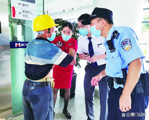 地铁站工作人员和民警救助老人。
