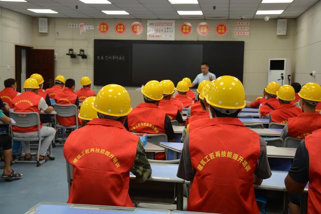 泸州市举行首期返乡农民工再技能化职业技能培训班