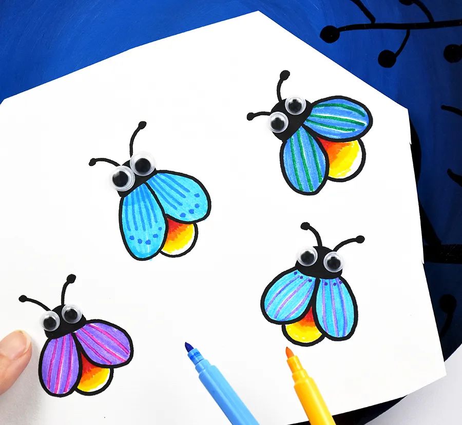 在另一张素描纸上画出萤火虫的外形并用水彩笔涂上鲜艳明亮的色彩将
