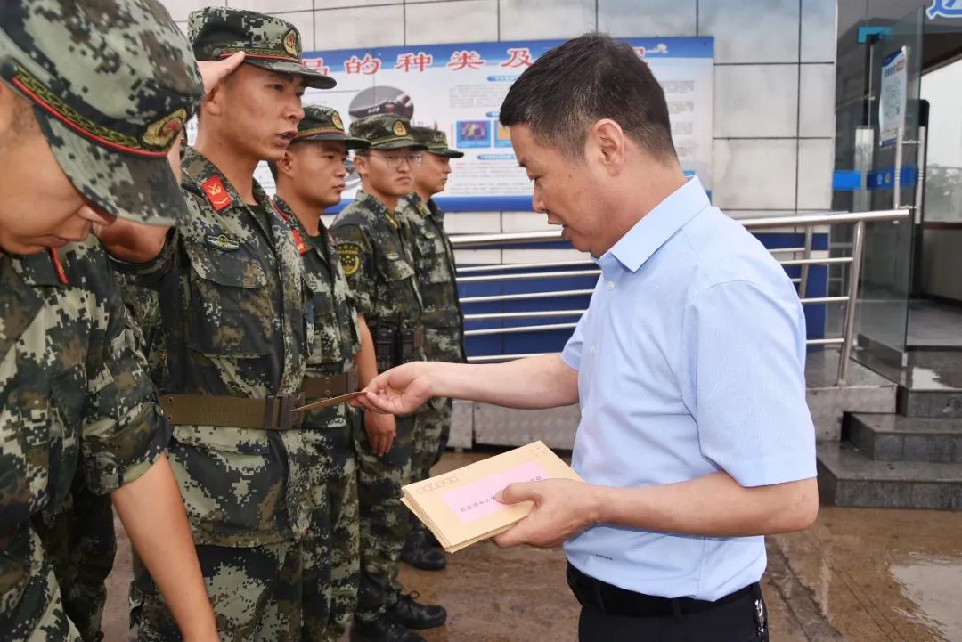 合阳县公安局抽调巡特警大队18名民辅警,由副大队长赵博带队,连夜奔赴