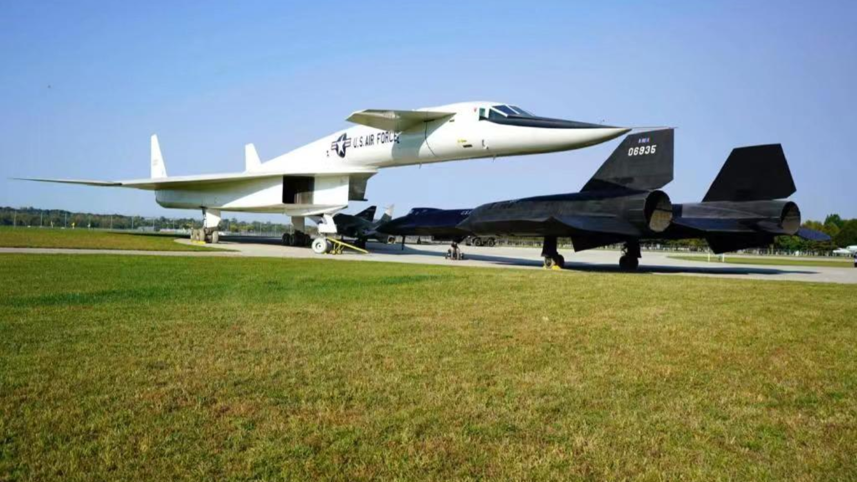 全球仅有2架美国xb70轰炸机速度堪比导弹却为何会被淘汰