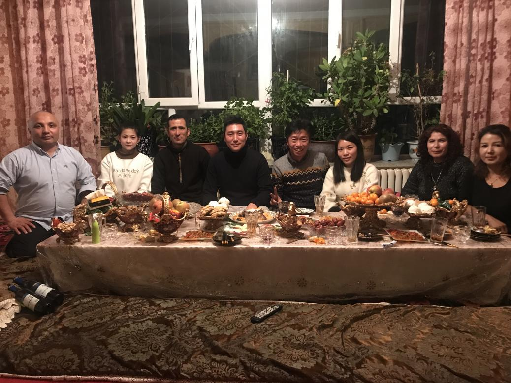 林俊泰（左四）拜访维吾尔族朋友家庭